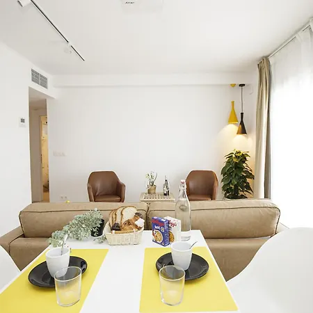 De Tres En Apartamento Gerona